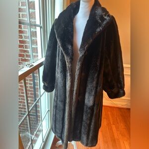 Luxurious vintage Hillmoor faux fur coat. Like new condition!